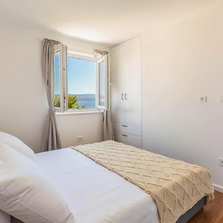 Sea View Apartment *